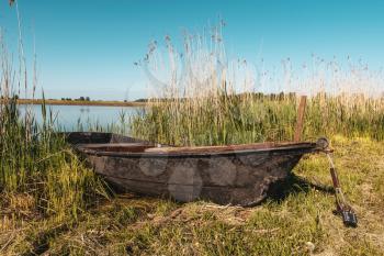 An old wooden boat left near the lake