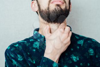 bearded thirty-year old man has pain in his throat