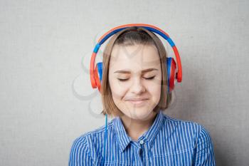 girl with eyes closed headphones