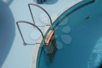Pool ladder and swimming pool 