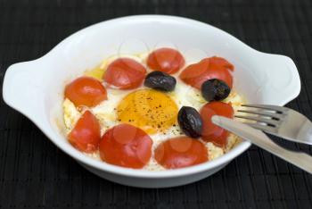 Royalty Free Photo of a Fried Egg and Tomatoes