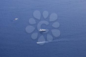 Speed boats racing in the sea, top view
