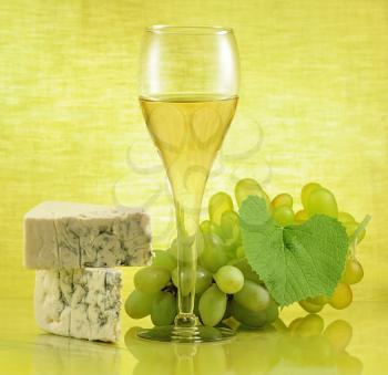 white wine with blue cheese and grape