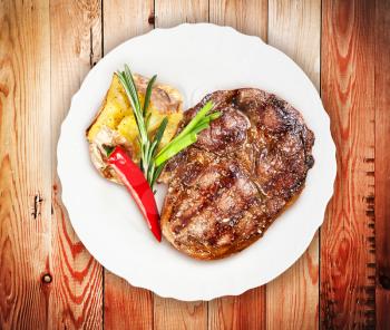 Juicy steak with vegetables