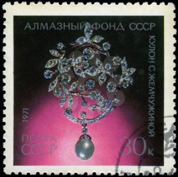 USSR - CIRCA 1971: A Stamp printed in USSR shows Pendant with Pearl from Diamond fund of USSR, circa 1971