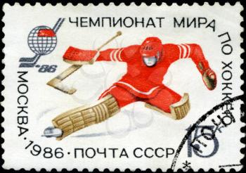 RUSSIA - CIRCA 1986: A stamp printed by Russia, shows sport, hockey, goalkeeper, game, skating, skater, winter circa 1986