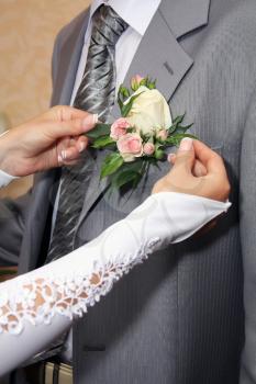 a hands fiancee and bouquet of groom