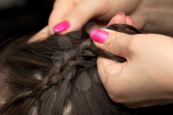 weave braids in the hair salon