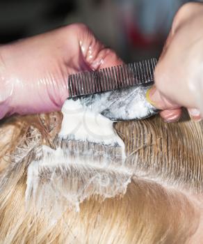 weave hair in beauty salon