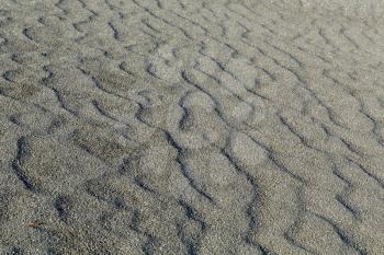 Black sand, with traces of the wind
