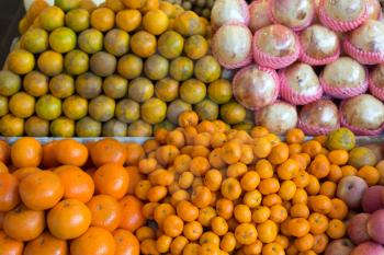 Different varieties of mandarins in the Thai market.