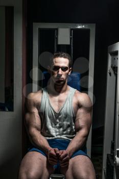 young bodybuilder resting at the bench
