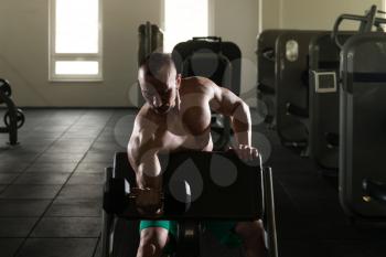 Siluet Muscular Young Man Doing Heavy Weight Exercise For Biceps With Dumbbells In Modern Fitness Center Gym