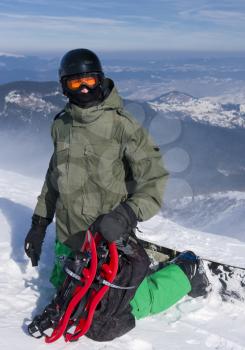 The backcountry freerider with the snowshoes on his backpack is ready for the downhill.