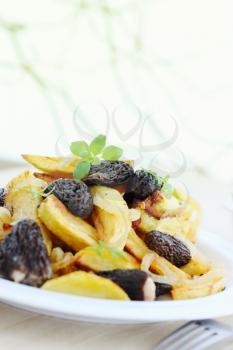 Fried potatoes with thyme, arugula and mushrooms
