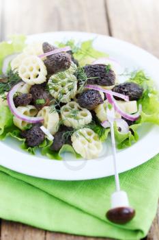pasta with roasted morel, onions and lettuce