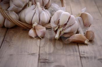 bunch of garlic in bulk on a wooden table