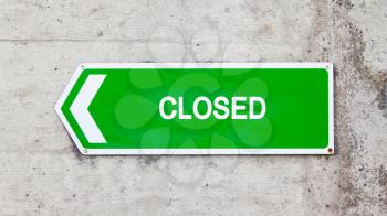 Green sign on a concrete wall - Closed