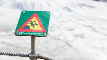 Green square sign - Warning for risk of falling - Iceland