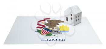 Small house on a flag - Living or migrating to Illinois