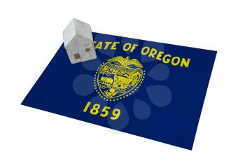 Small house on a flag - Living or migrating to Oregon