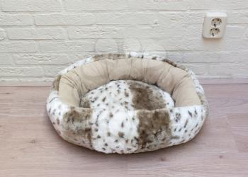 Fluffy basket for a cat, black hairs inside