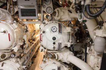 Control of torpedo tubes on a submarine - Selective focus