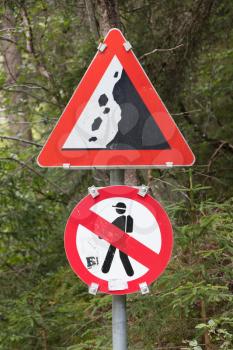 Falling rocks or debris sign, no walking here