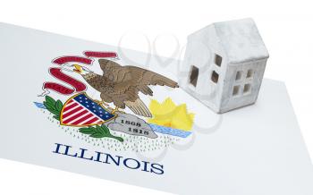 Small house on a flag - Living or migrating to Illinois