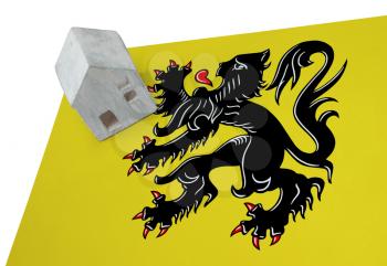 Small house on a flag - Living or migrating to Flanders