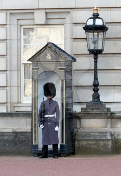 London, United Kingdom - Februari 21, 2019 : Guards in greatcoats on sentry duty at Buckingham Palace in London on February 21, 2019.