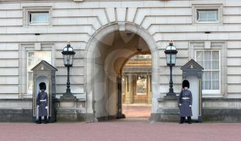 London, United Kingdom - Februari 21, 2019 : Guards in greatcoats on sentry duty at Buckingham Palace in London on February 21, 2019.