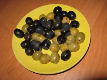 Image of black and green olives on the plate