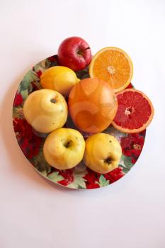 image of plate with orange grapefruit and apples