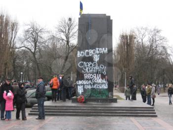 inscriptions on the pedestal of thrown monument to Lenin in Chernogov in February 22, 2014