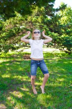 Photo of dancing girl in sunglass with sore knee