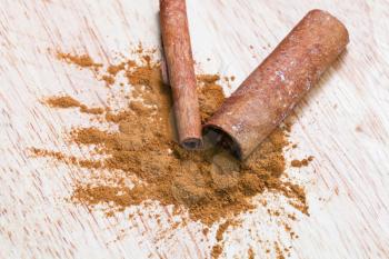 Cinnamon powder and sticks close up