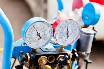 manometer gages on equipment for filling automotive air conditioners