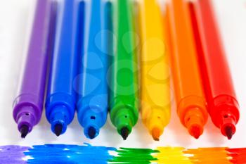 tips of seven rainbow felt pens close up