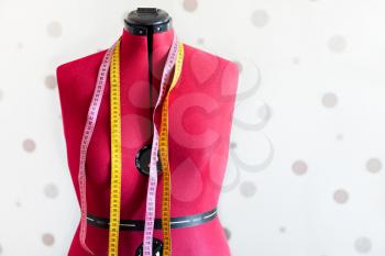 tailors model dummy with two measure tapes