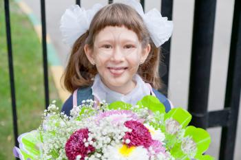 girl come to elementary school with bunch of flowers
