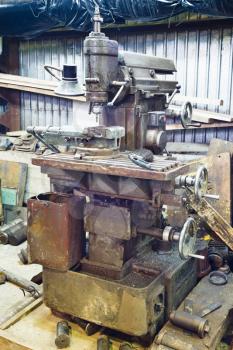 old boring lathe with vice in turning work shop