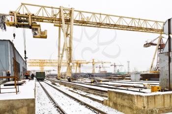 loading of metal rolling in railway carriage by bridge crane