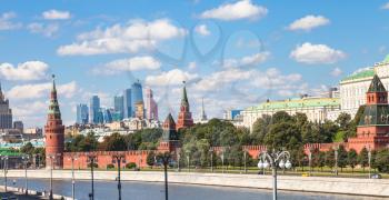 Moscow skyline - panorama of Moscow city center with Kremlin, Moscow City duistrict, Moskva River