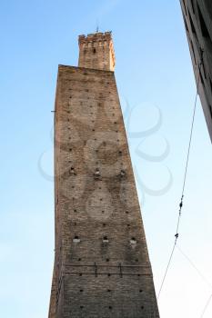 travel to Italy - Due Torri (Two tower) symbol of city Bologna