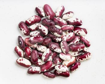 pile of red speckled kidney beans close up on gray ceramic plate