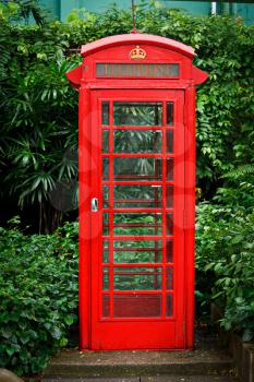 Red English telephone booth