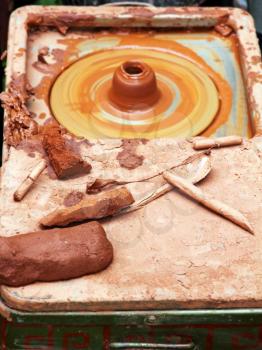 The potter wheel and tool taken closeup.