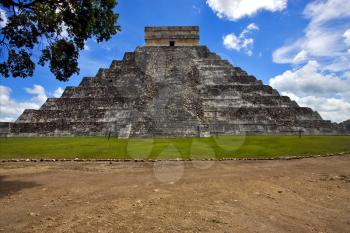 the stairs of chichen itza temple kukulkan  el castillo quetzalcoatl