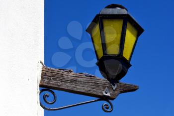 a street lamp and a wall in calle de los suspiros in colonia del sacramento uruguay